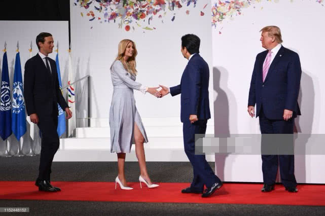 和老公库什纳每次亮相都都想拍摄画报一样,身高180公分的伊万卡搭配上