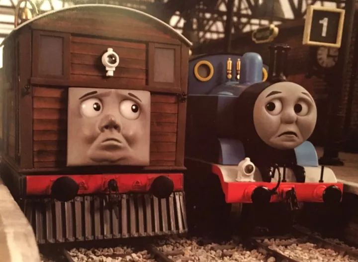 托比的机房屋顶破了很多的洞,托马斯看到后心里很难过,他决定帮可怜的