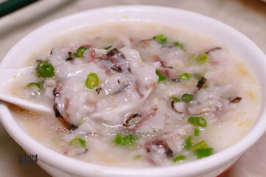 15年老字号!这碗鲜甜无骨的鲫鱼粥,驱车10公里也要去吃!