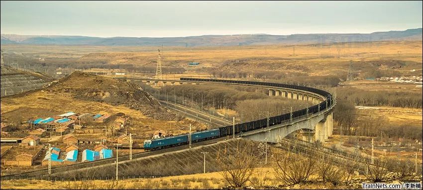 内蒙古乌兰察布,双机hxd1牵引72356次驶上唐呼铁路跨京包线特大桥