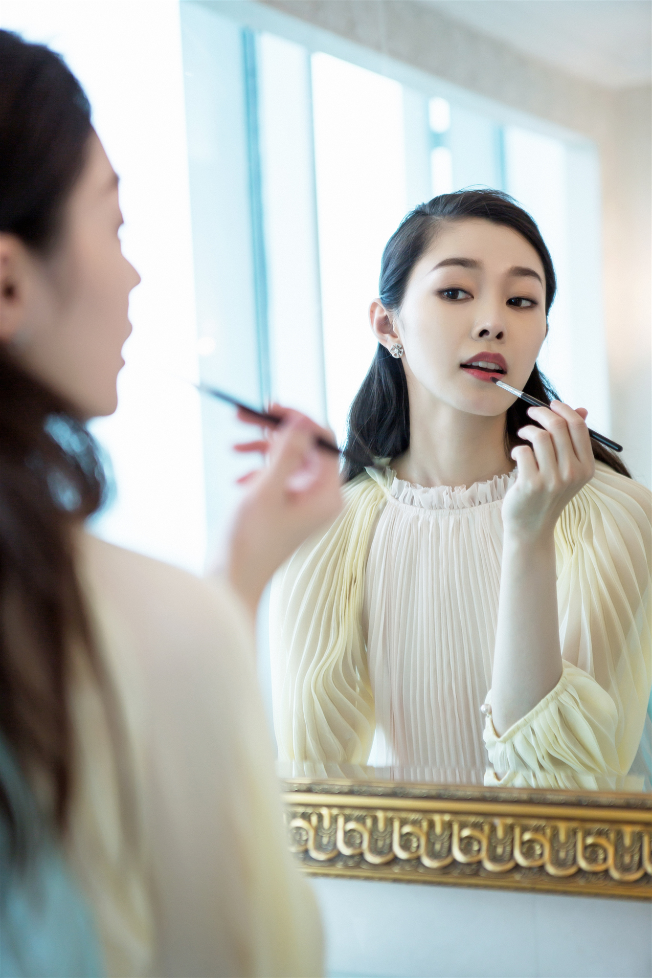 宋轶猫眼妆惊艳曝光 长裙短裙双双上阵 大长腿亮眼