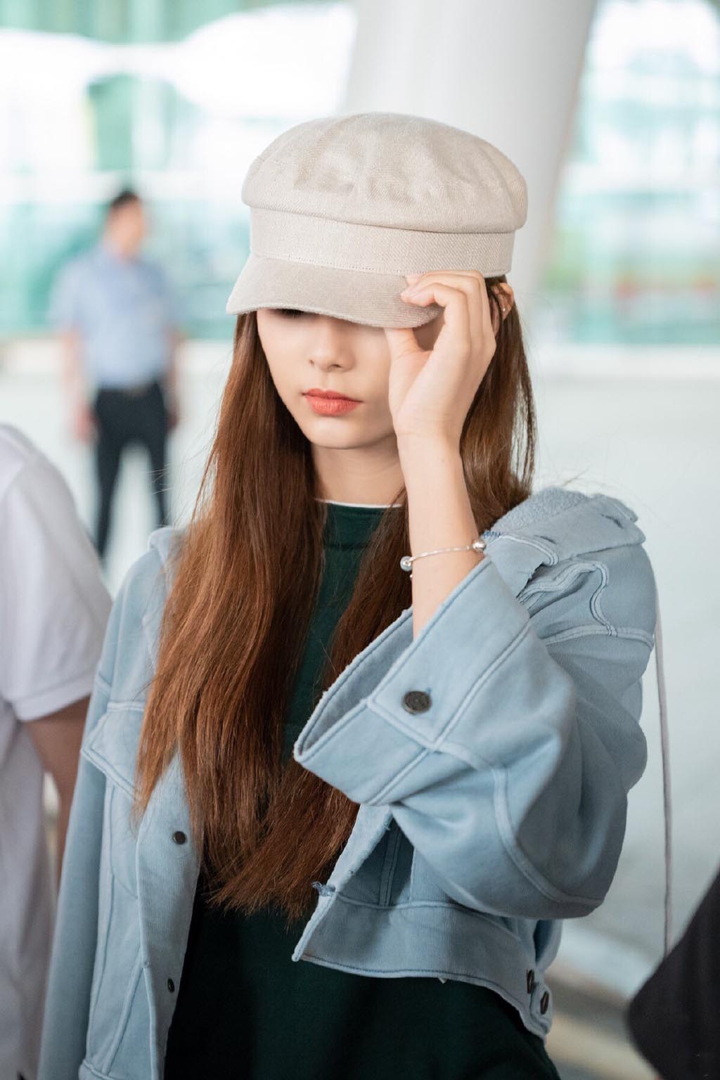 颜神周子瑜现身机场颜神戴复古帽实在是太美