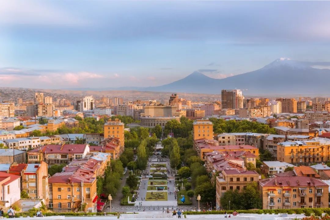 首都埃里温是亚美尼亚最繁华,最有情调的地方.