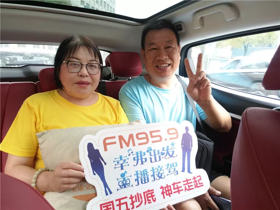 定做店每天早上胡叔叔都会骑着电动车带着金阿姨去店里对他们来说年龄