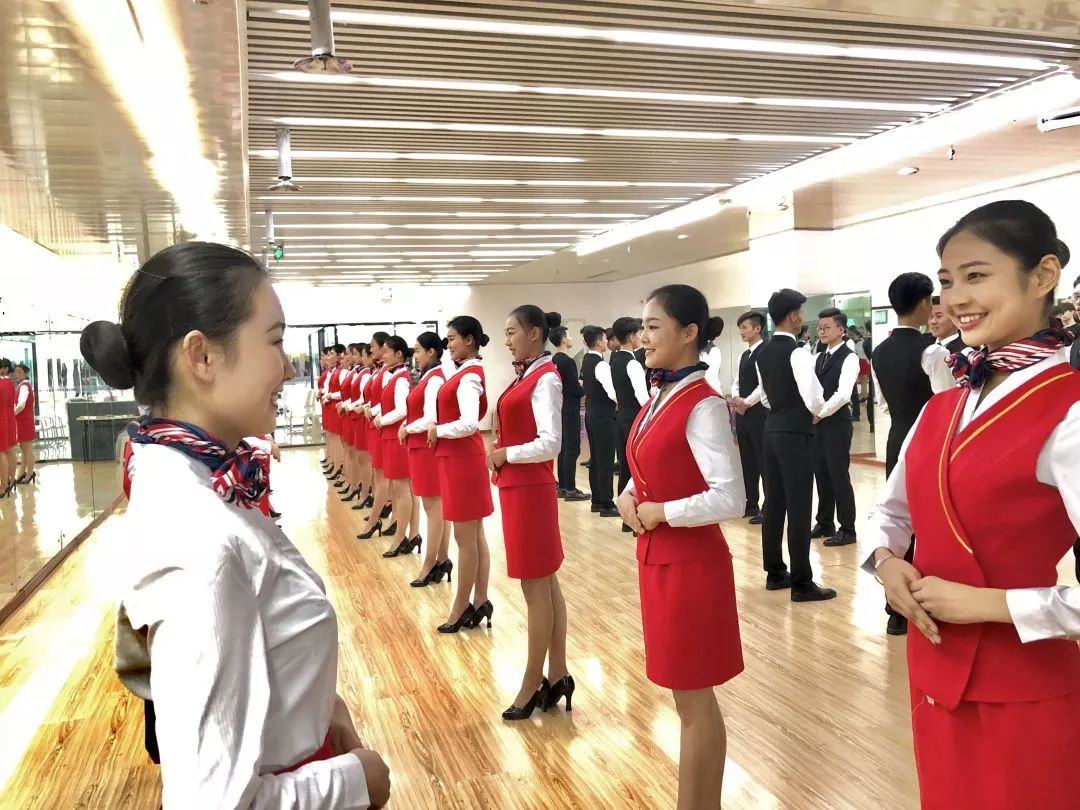 顶峰艺术教育培训学校模特空乘艺考班暑期大招募