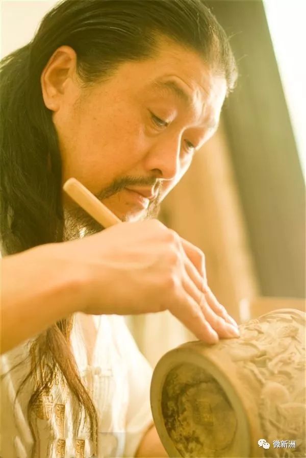 竹雕作品《十八罗汉》的作者,50岁的徐海清是非遗项目"竹雕(新洲竹雕)