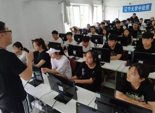 全身心投入经过紧张激烈的角逐,17级王丽影,18级李佳伦,张剑奇,金宏科