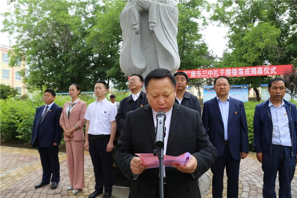 图:甘肃义顺助学公益基金会理事长张秉柱致辞图:康乐县第三中学校长肖