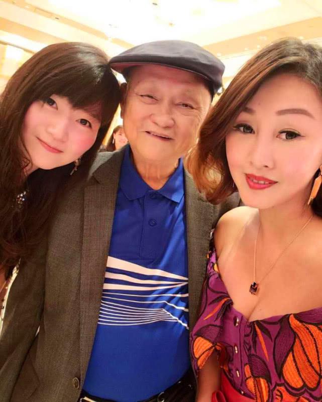 洗米华还在英国陪小三陈慧玲带一家七口做慈善唯独缺他