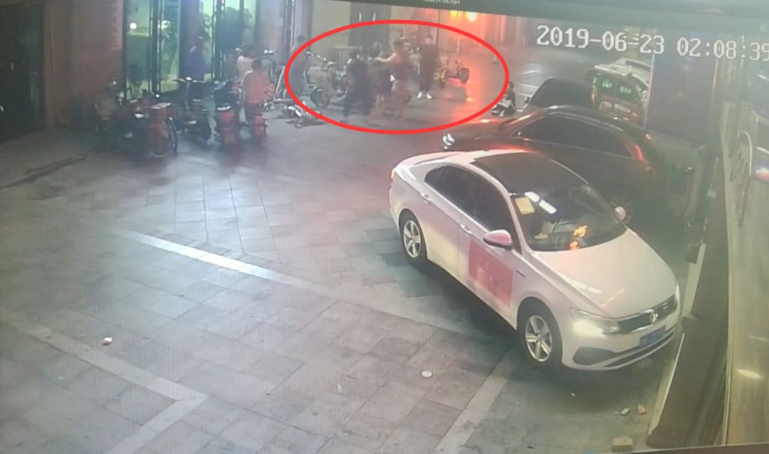【高唐周边】饭店门口开武场,仨小伙栽跟头