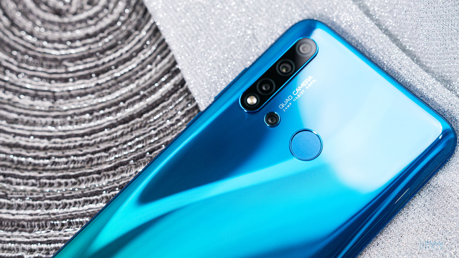 华为nova5i图赏:极点全面屏 抓眼渐变配色