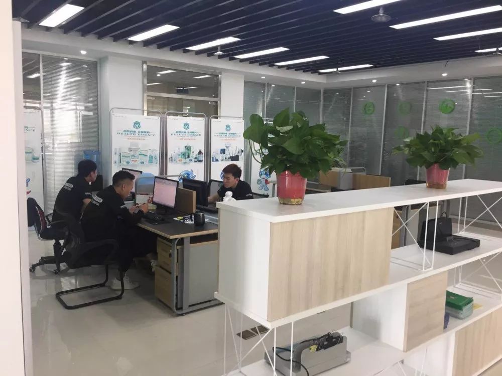 调研组参观了公司培训教室,办公区,实操室等工作场所,听取了工作人员