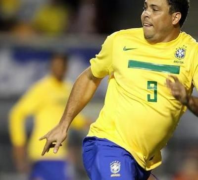 43岁罗纳尔多现状90后模特女友比儿子大7岁自己发福到200斤