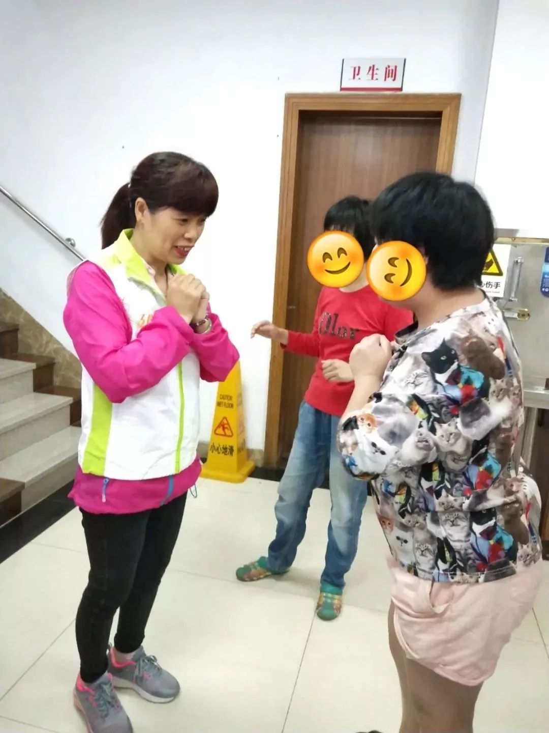 为了更好的胜任志愿服务工作,廖秋永主动去学习手语,志愿者歌曲和按摩