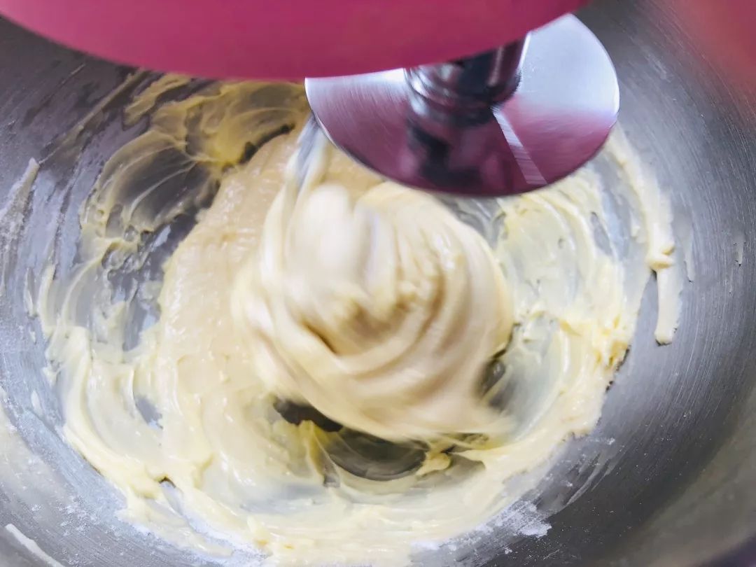 4,然后加入黄油,混合均匀,再次高速搅打面团