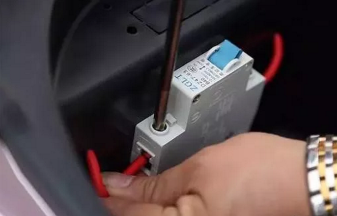 电动车电表指针下滑电量不足吗刚充满的电出现这种情况怎么办