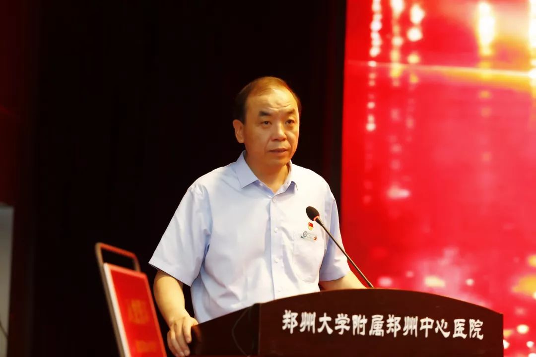 先进副院长赵智琛,纪委书记靳凤梅为优秀党务工作者颁发荣誉证书党务