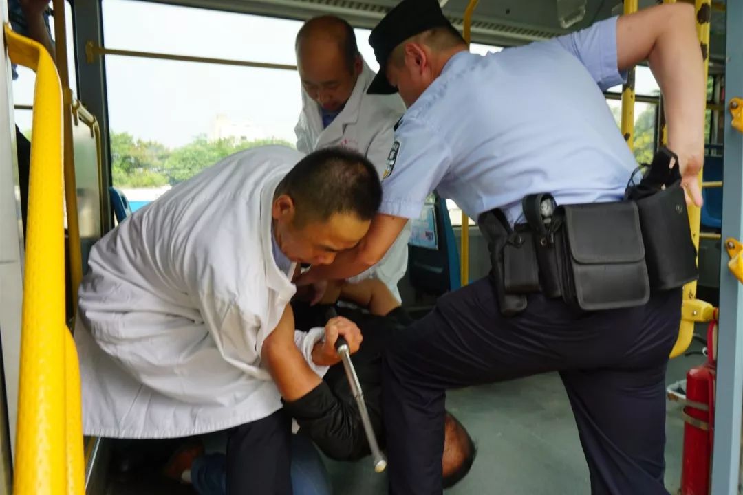 公交车上有人抢夺方向盘