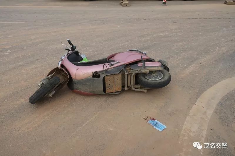 电白一辆货车追尾电动车,造成一人受伤!