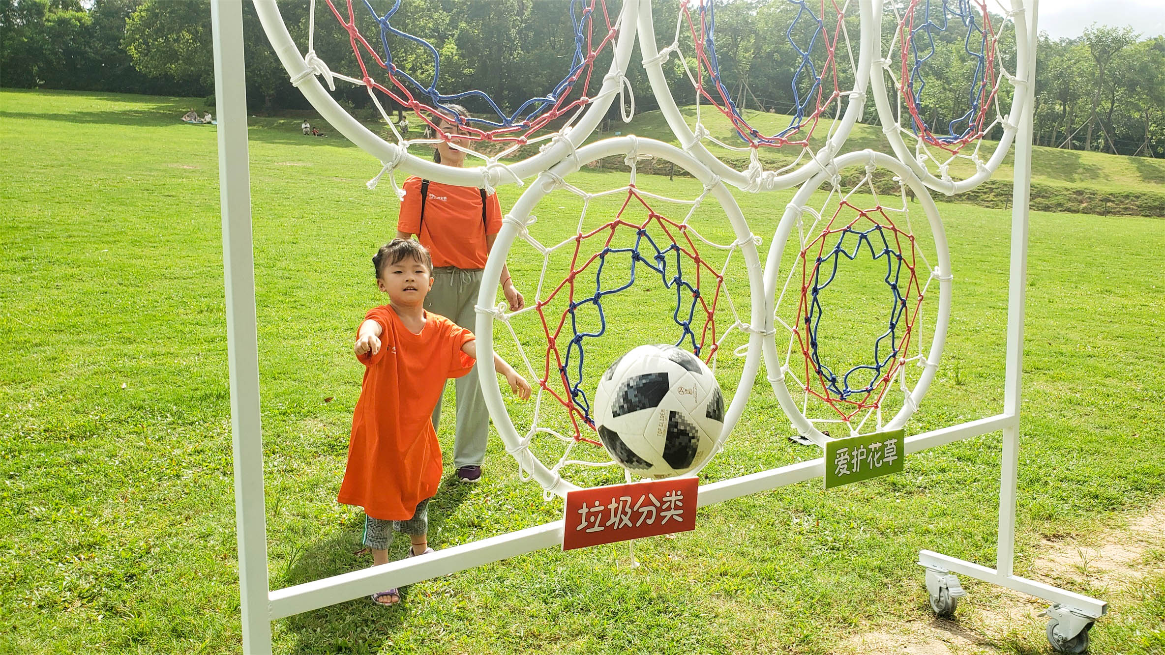 荣耀竞技负责环保游戏互动环节,以"爱护环境"为主题,设置简单好玩小