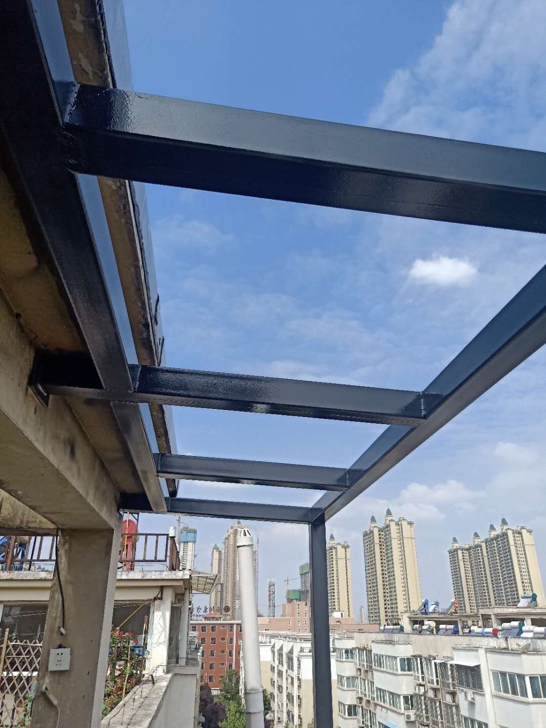 万隆洛阳老小区顶层露台封闭玻璃房施工全过程