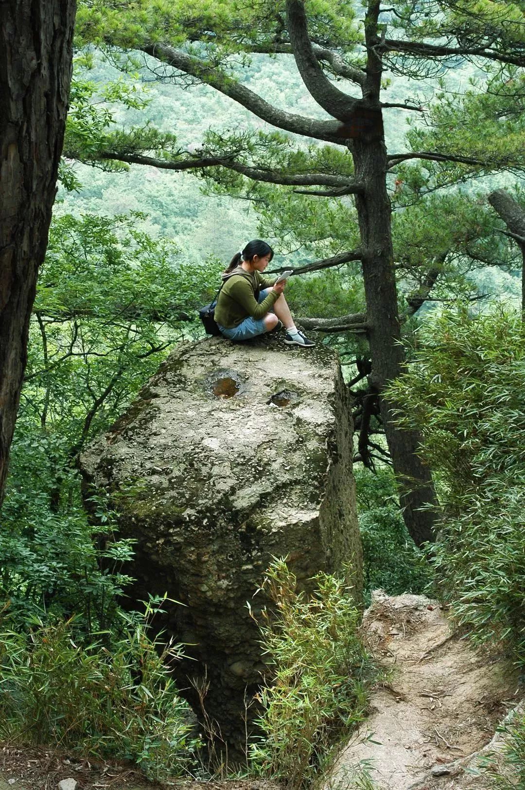石头上的脚印