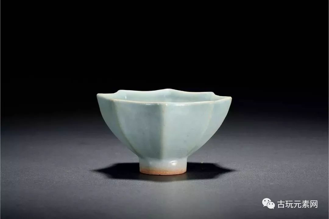 6cm 直徑:14cm1913 南宋·龍泉官窯米黃釉斗笠盞高:4cm 直徑:12.