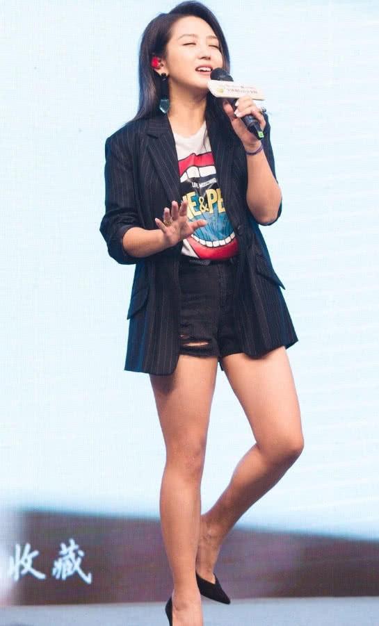 何洁活动生图被疯传超短热裤被挤变形肉肉腿超抢镜