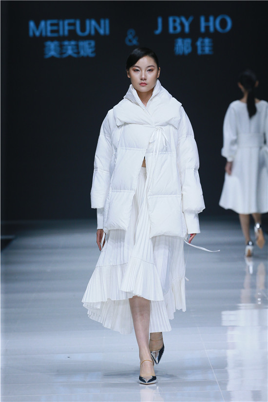 谈及对中原时装周的期许,设计师郝佳表示,这已经是郝佳品牌陪伴中原