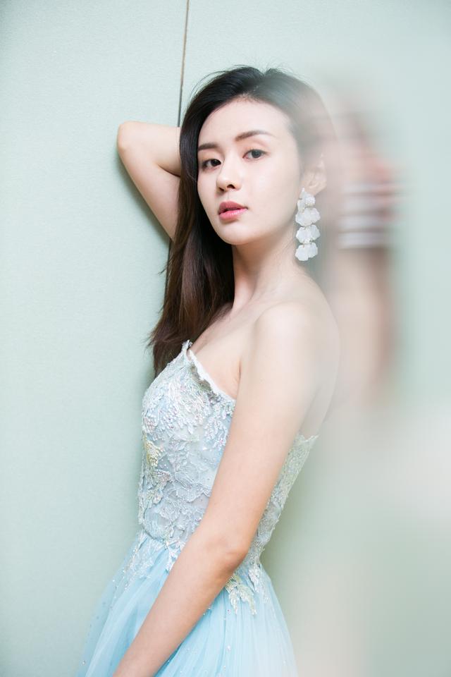 郑合惠子亮相时髦之夜,牵手elle畅享清甜时尚嘉年华