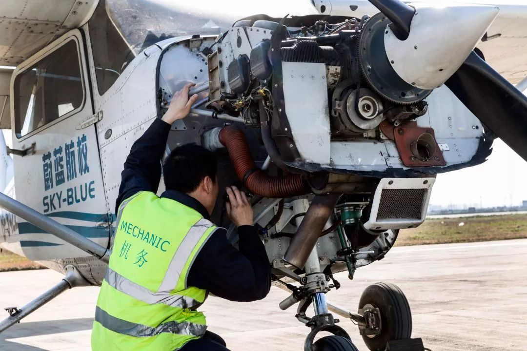 蔚蓝机务人:精益求精,工匠传承_维修