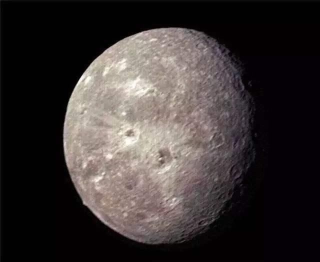 天卫四是天王星第二大卫星,也是太阳系体积第十大卫星,其直径为1514