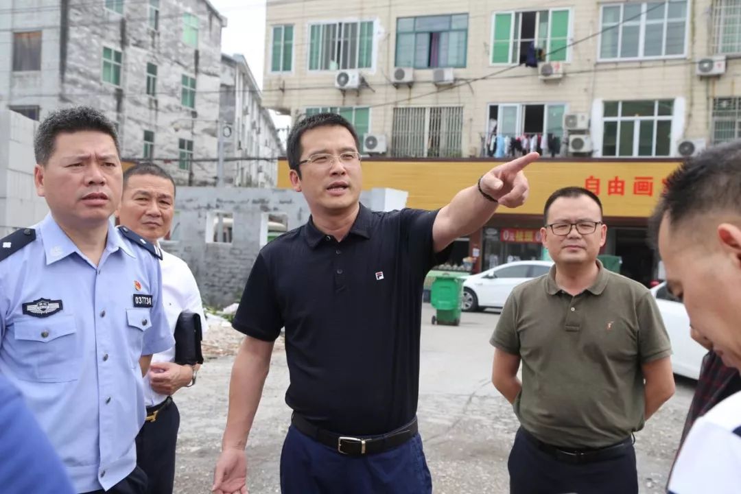 导 读昨天下午,镇委副书记,镇长陈显宏带领城建,财政,综治等部门相关