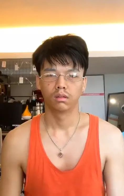 左撇的油腻刘海 是肥宅对生活最后的倔强 ↓↓↓ 青春帅气的阳光型