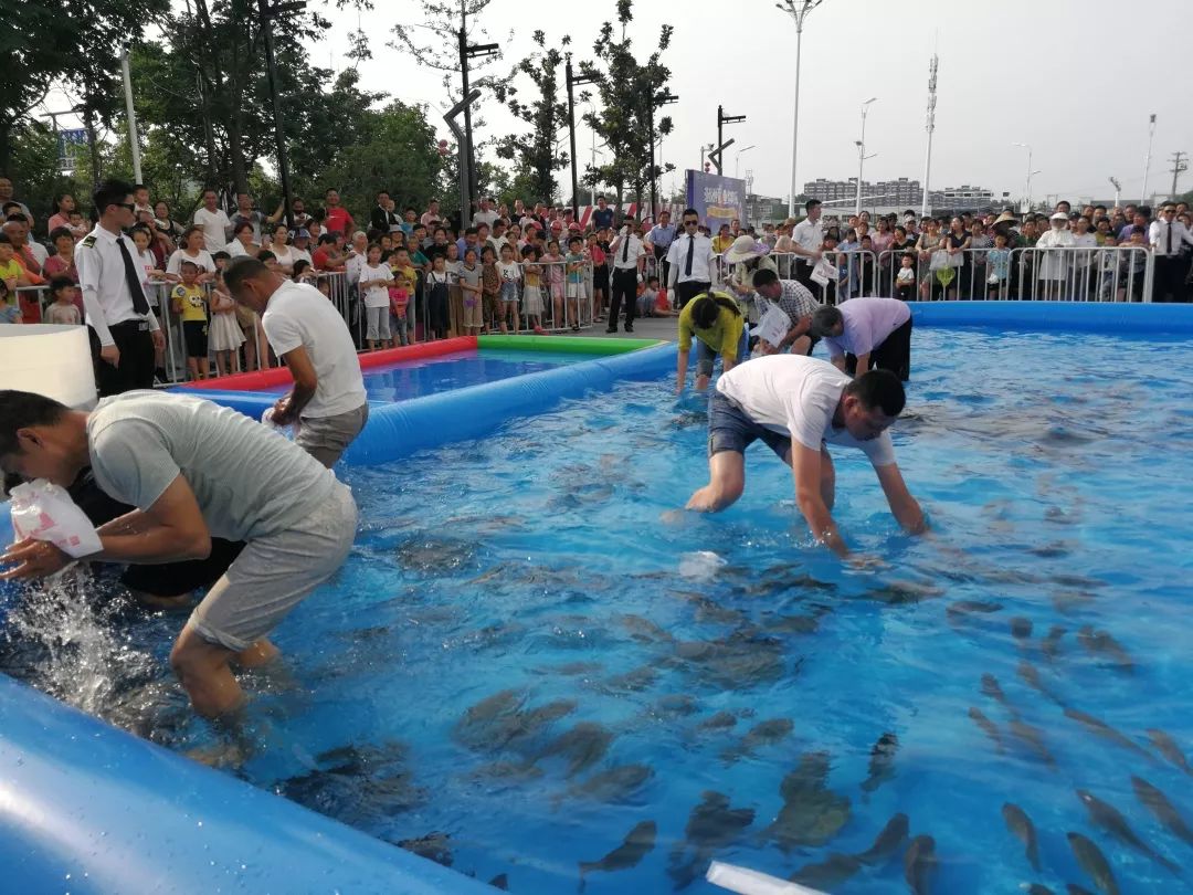 参与真人捕鱼用鱼竿钓鱼又觉得少了些什么但潜水时看到鱼却不能抓回家