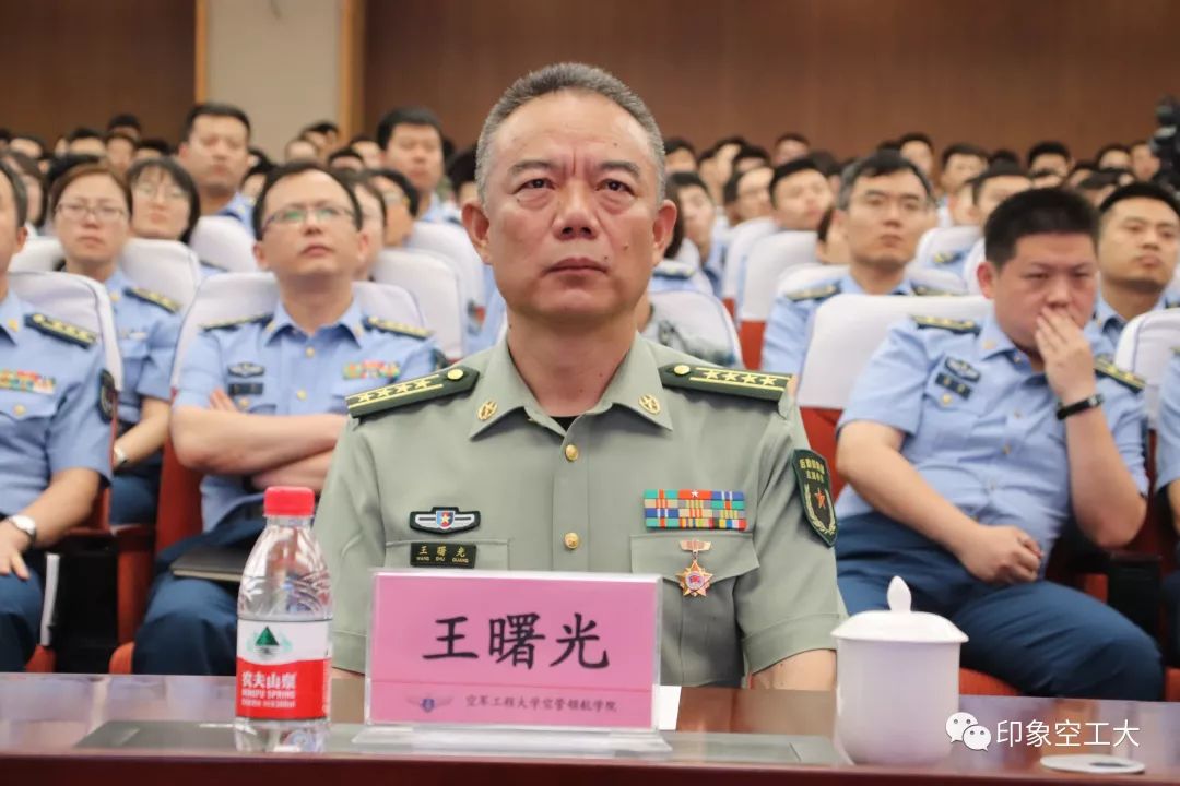 "毕业那年,我本来有机会去国防大学深造,但我想建功立业,当时给组织