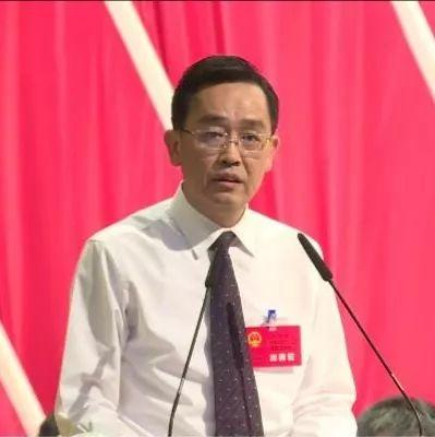 在吴文斌主持下,他们集体向宪法庄严宣誓:忠于中华人民共和国宪法