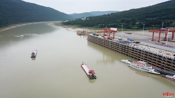 直击嘉陵江全江通航 两艘货船驶入水上出川大通道_航道