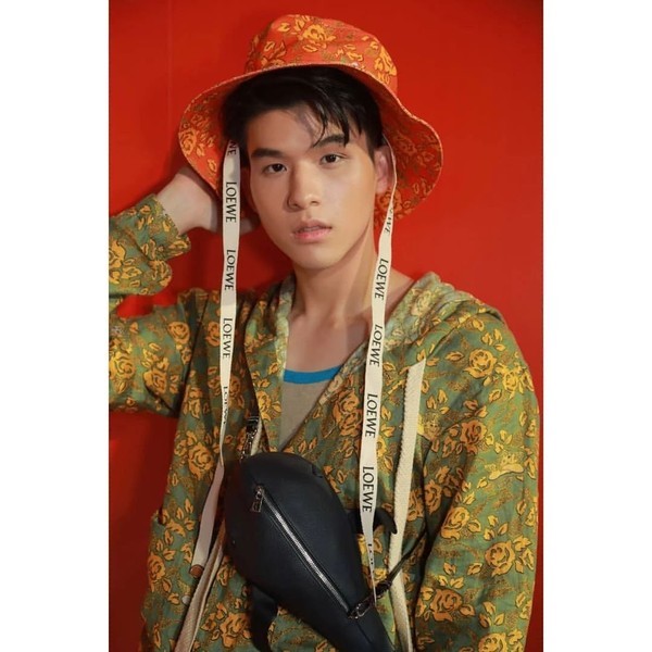 和泰国偶像sky这顶橙色的bucket hat,充满活力,快买来跟男朋友情侣帽