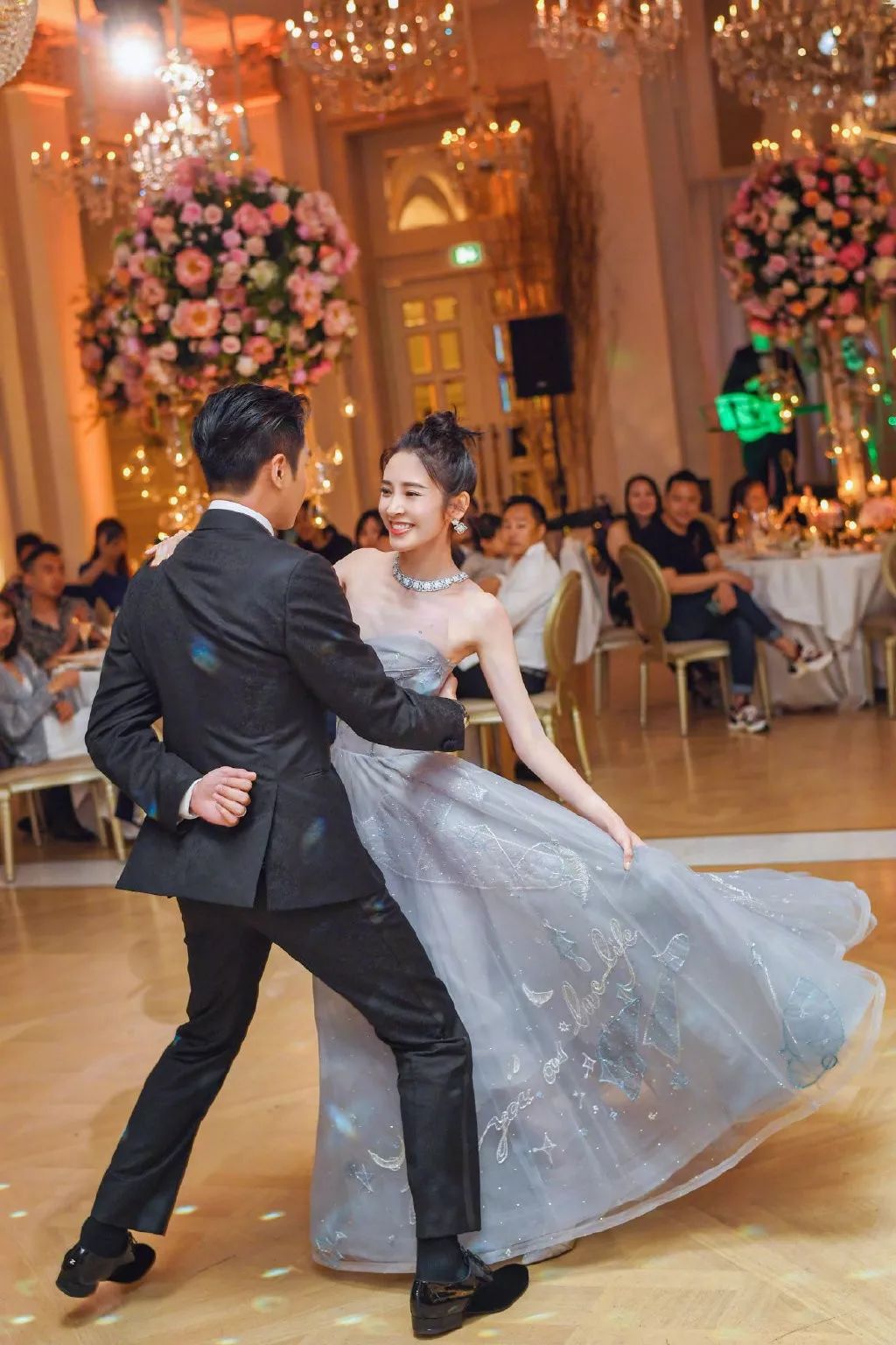 张若昀唐艺昕大婚伴郎伴娘草地比爱心搞怪遭调侃催婚