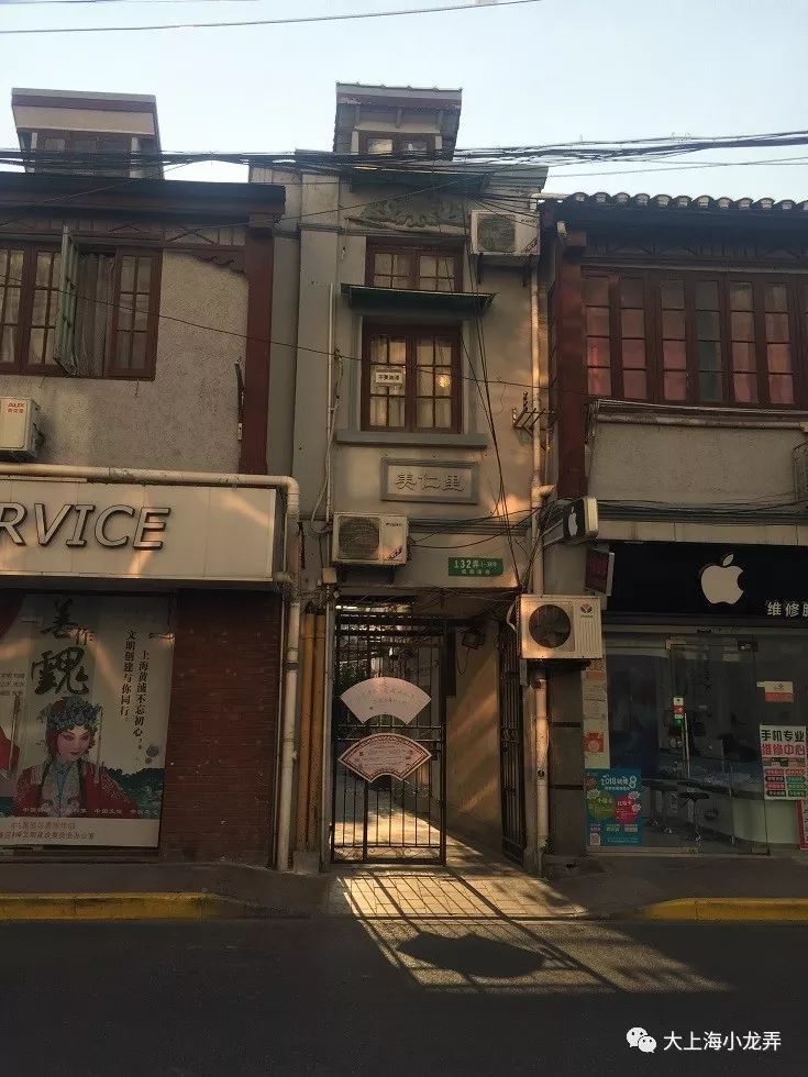 马尚龙过街楼下的剃头摊和皮匠摊绝配了上海人的天地同和