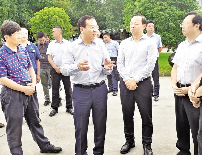 在隆昌市城区污水处理厂调研 记者 张雷 摄