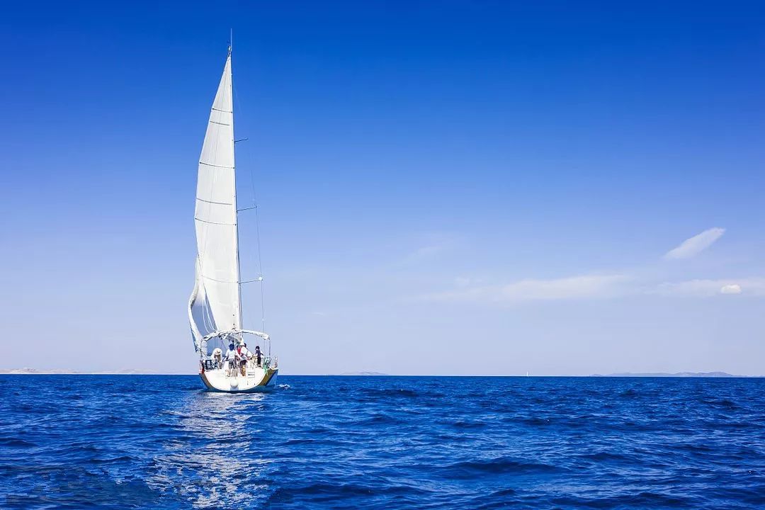 阳光,帆船,海浪……何等美景!