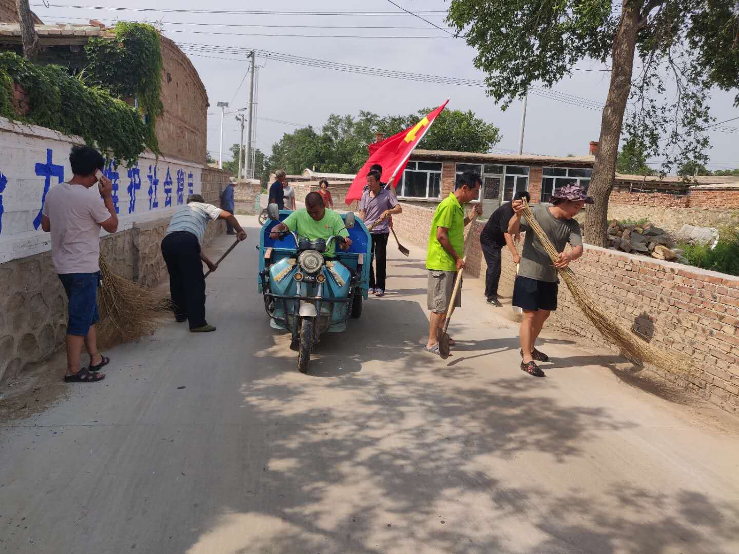 北镇市正安镇迎七一开展党员义务服务日活动