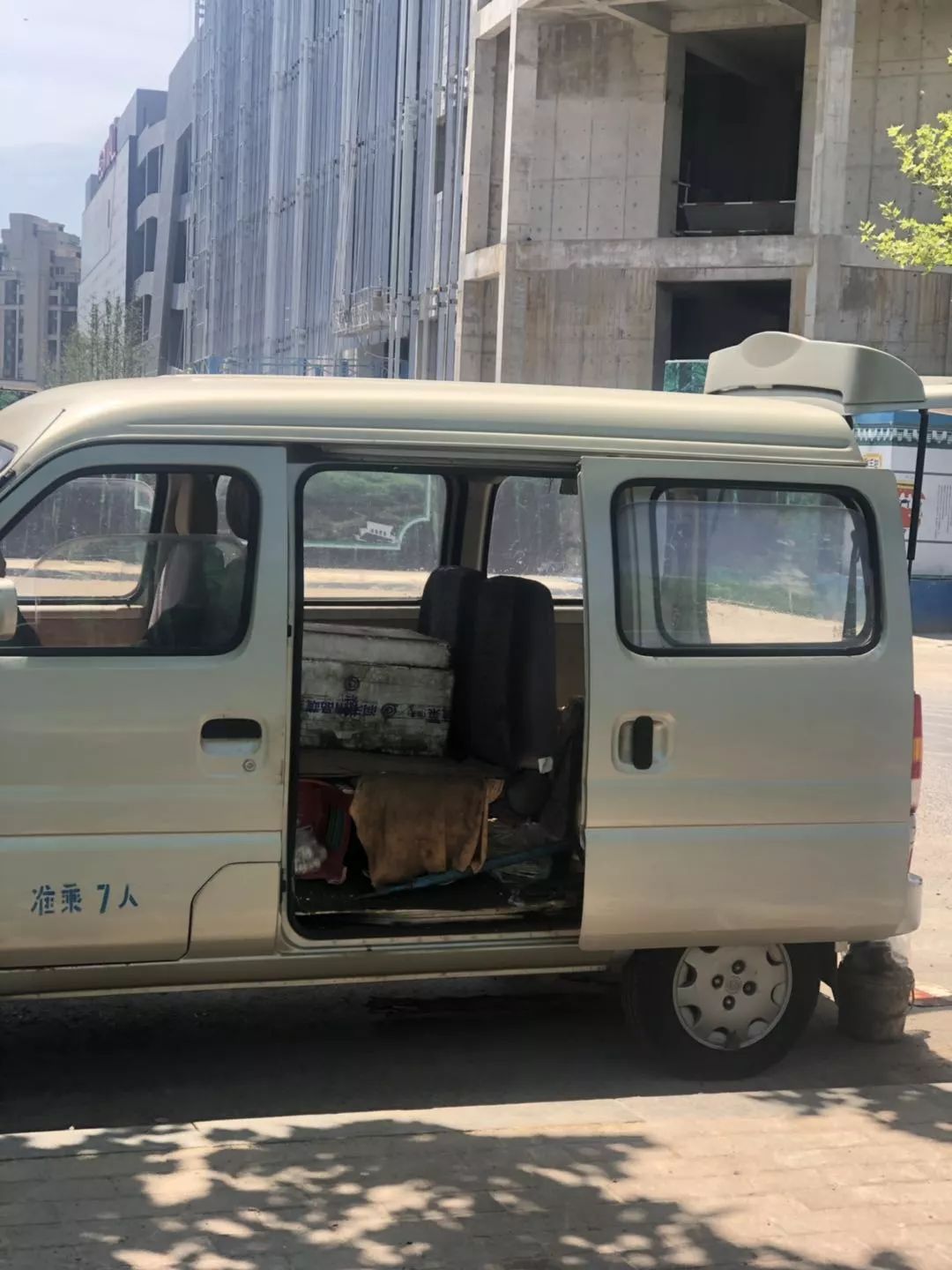 记者看到,一摊主正在从堆满东西的面包车上拿下食材和做饭器具,只见