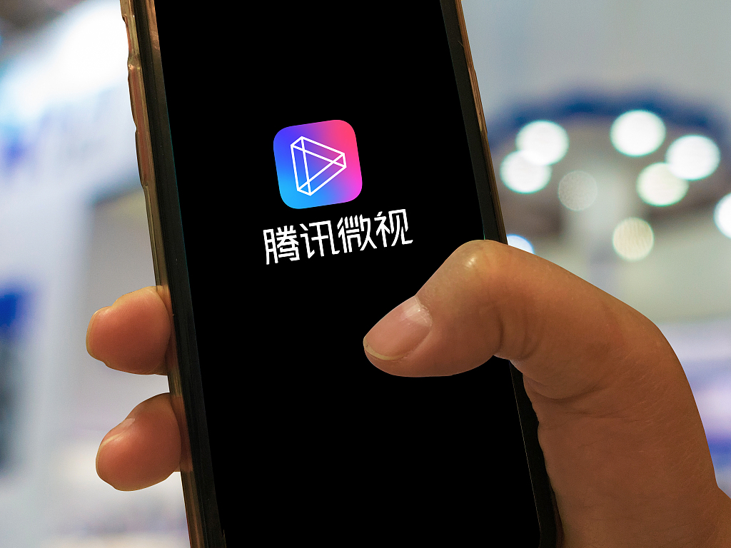 用户只需下载并注册微视,在发布视频界面勾选"同步到朋友圈(最长可