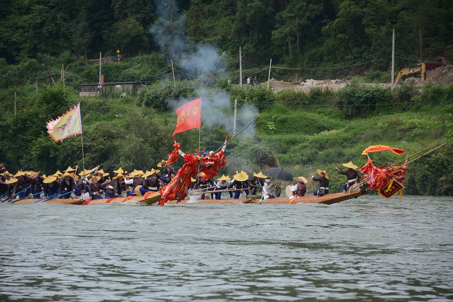 来自当地苗族群众,各村寨亲戚朋友,外地游客齐聚施洞镇清水江畔观看