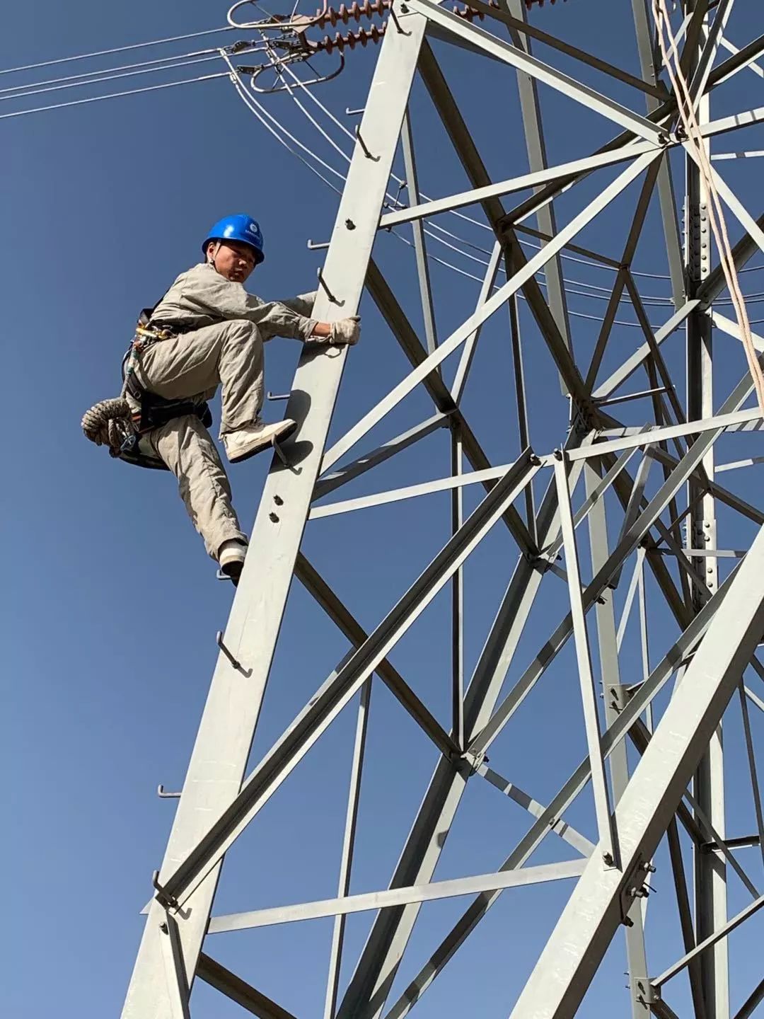 人迹罕至的高山内500千伏的高铁塔是带电作业的"基本条件".