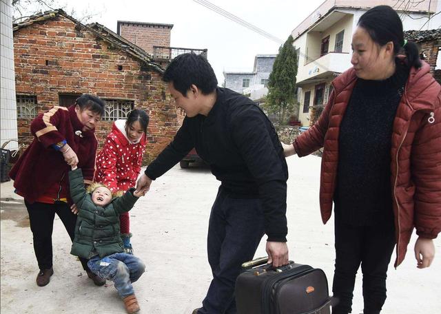 近些年来,随着外出务工人员的增加,偏远山区的留守儿童越来越多.