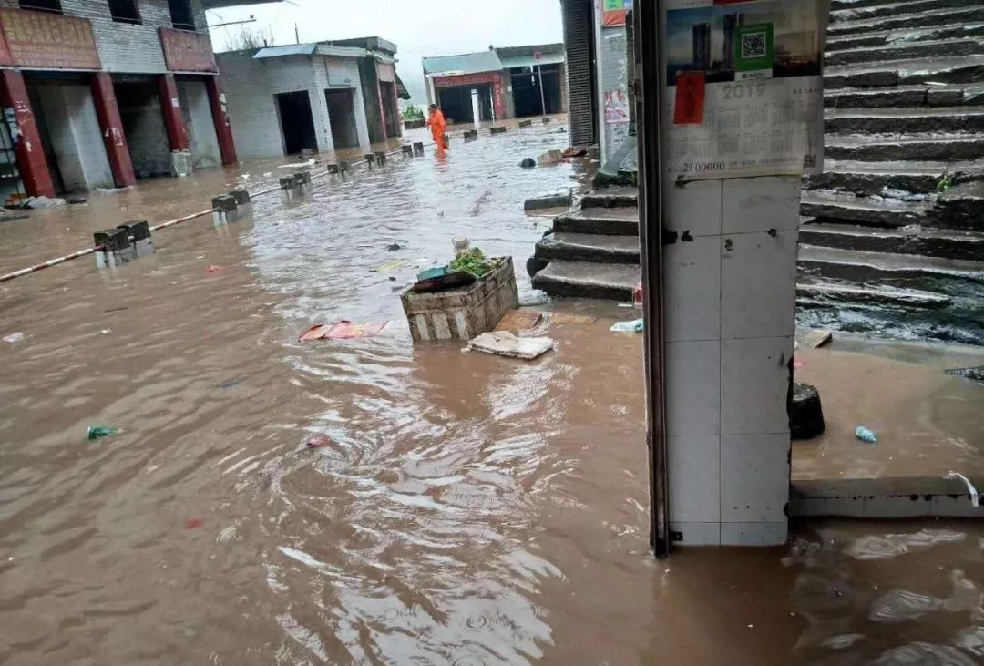头的大车不少居民在二桥头"看海"渠江镇▶由于强降雨,渠县城区,三汇